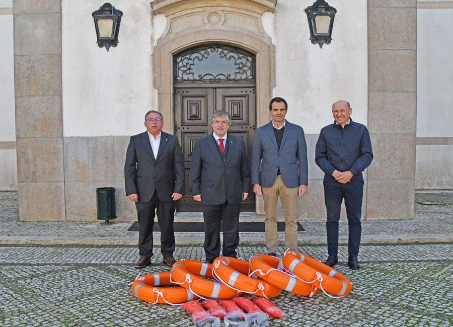 LIFERAFT ofereceu cinco boias salva-vidas à ENB